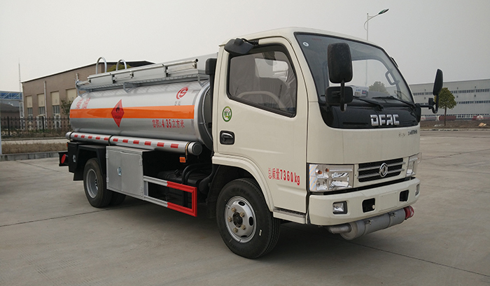 重庆市礼裕运输有限公司定制的5吨加油车交付使用